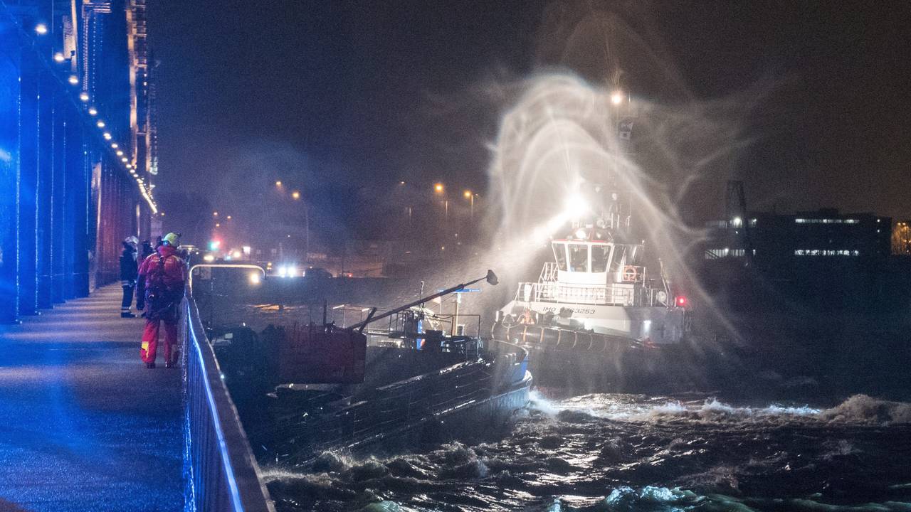 In Hamburg fuhr sich ein Binnenschiff unter einer Brücke fest. Die Schute verkeilte sich am 30. Januar 2022 unter der Freihafen- Elbbrücke. Zwei Personen konnten vom Havaristen gerettet werden.