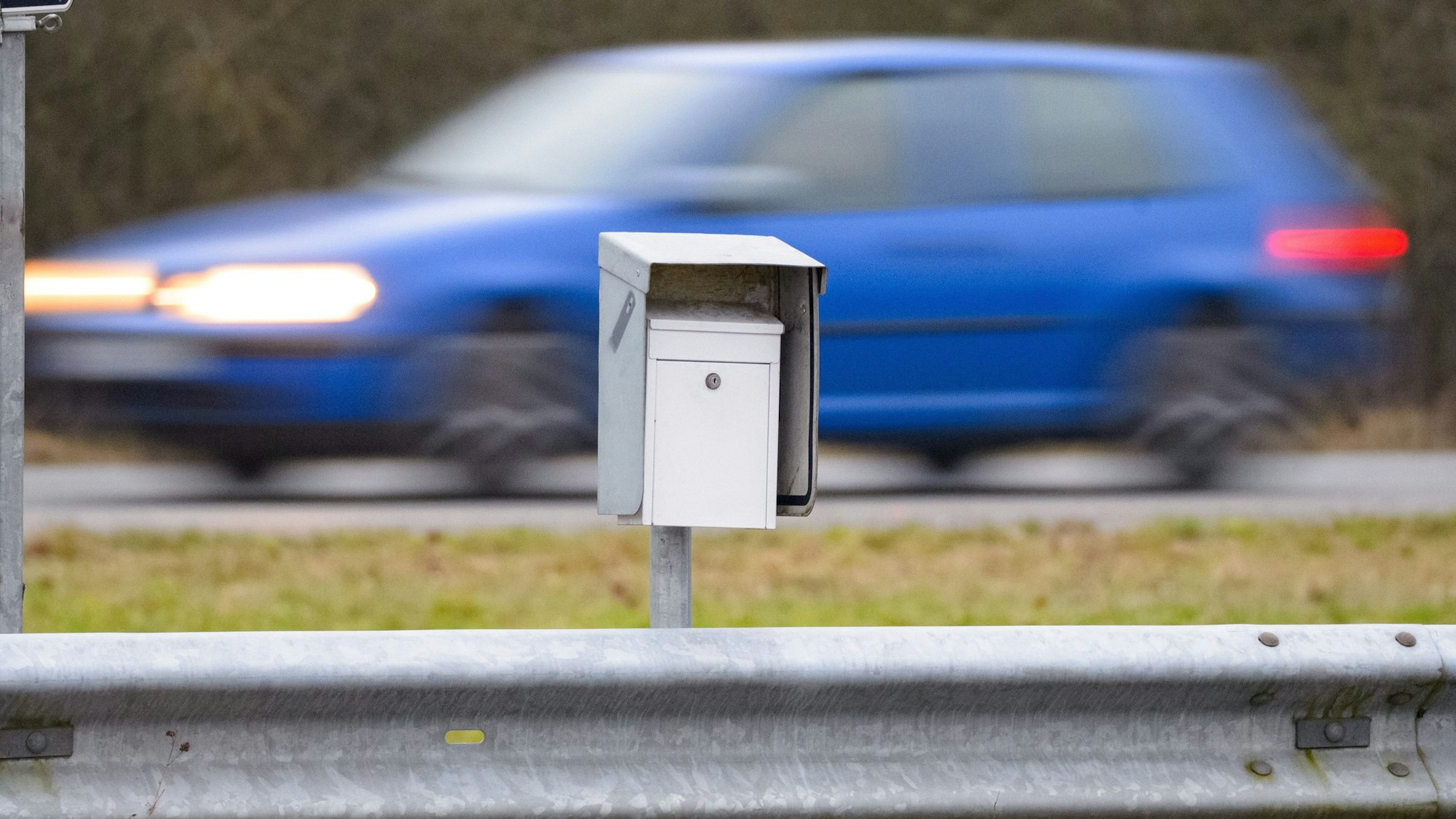 Ein weißer Briefkasten steht am 19. Januar 2022 zwischen vorbeifahrenden Autos auf dem Mittelstreifen der A20. Der Briefkasten gibt Autofahrern Rätsel auf.