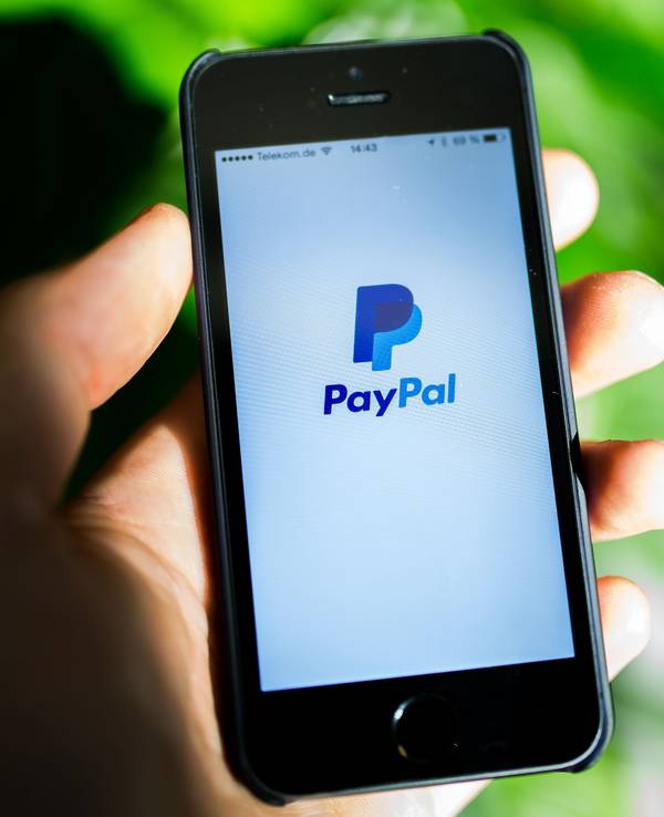 Das PayPal-Logo ist auf einem iPhone zu sehen. Das Bild entstand am 28. Oktober 2014.