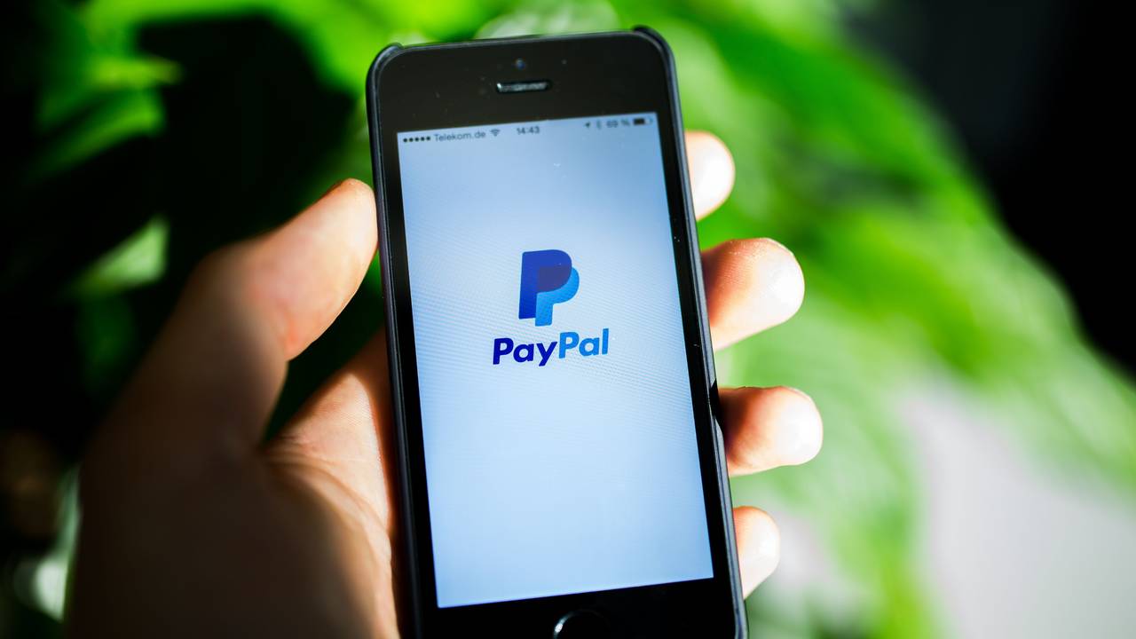 Das PayPal-Logo ist auf einem iPhone zu sehen. Das Bild entstand am 28. Oktober 2014.