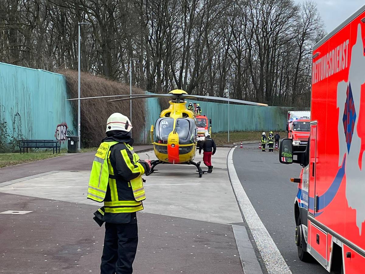 Gelandeter Rettungshubschrauber auf dem Autobahnrastplatz Klosterholz. Foto aus dem Presseportal