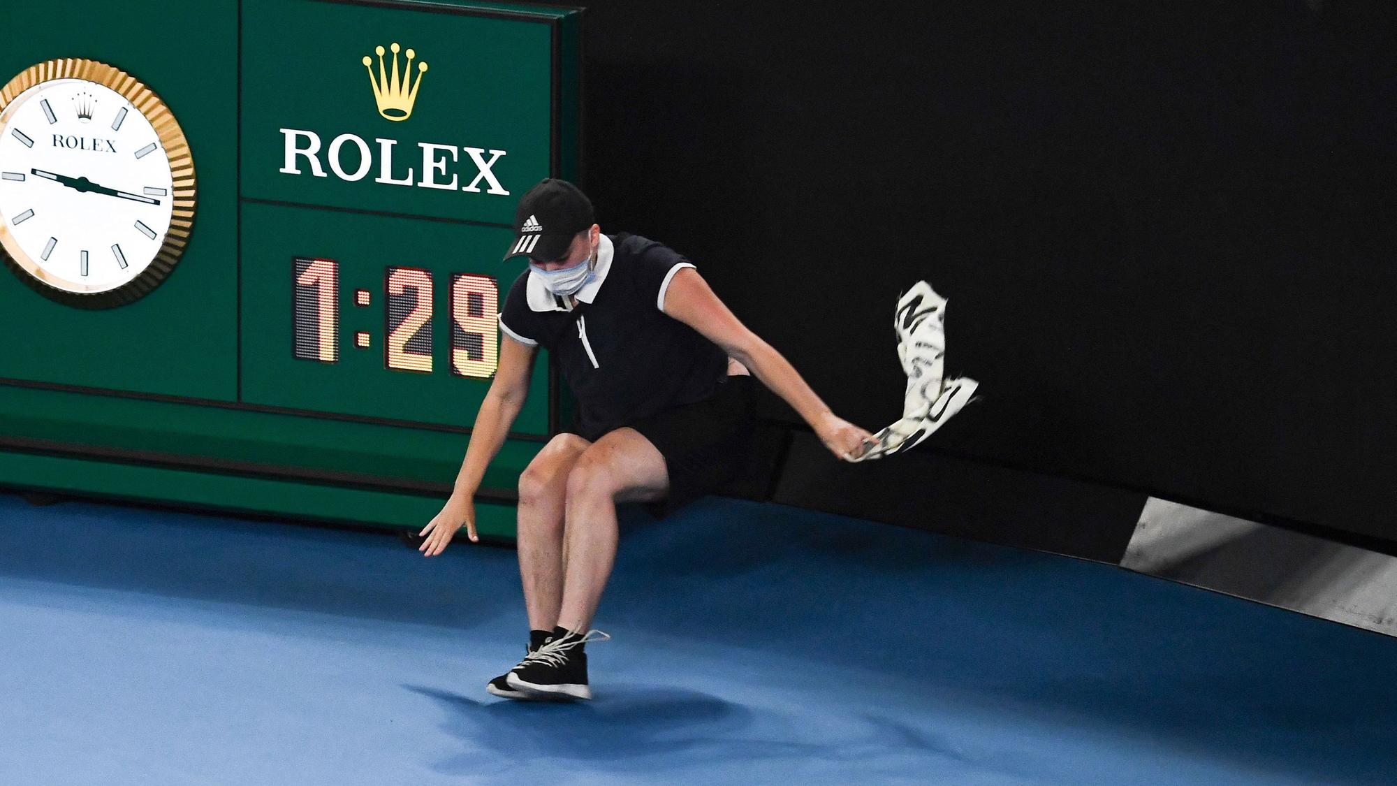 Beim Herren-Finale der Australian Open springt ein Aktivist auf den Platz.