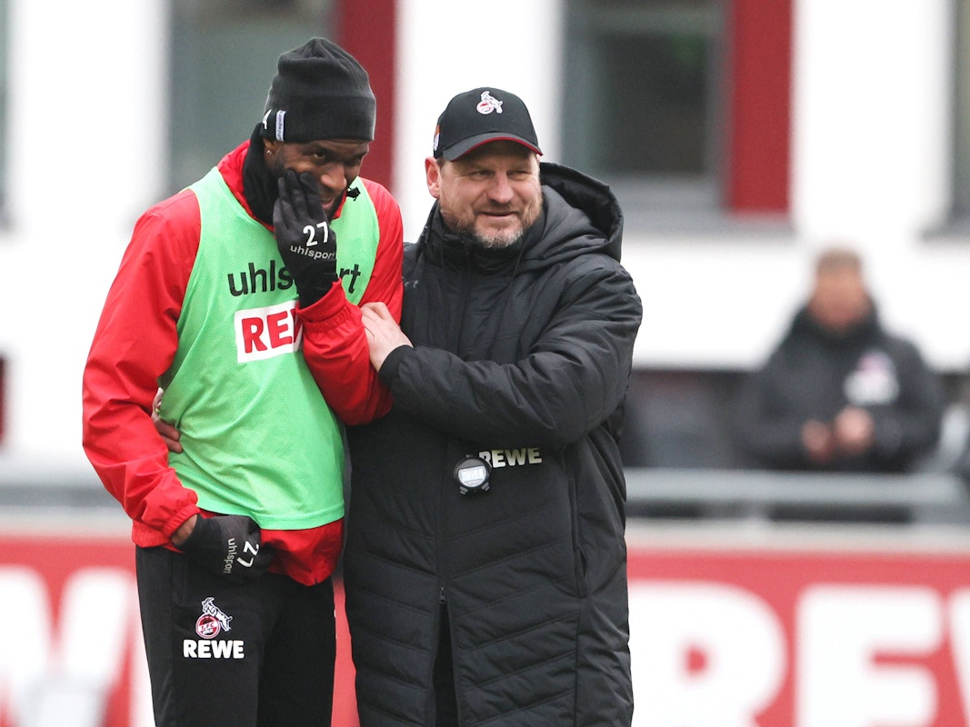 FC-Star Anthony Modeste und sein Coach Steffen Baumgart feixen beim Training miteinander.