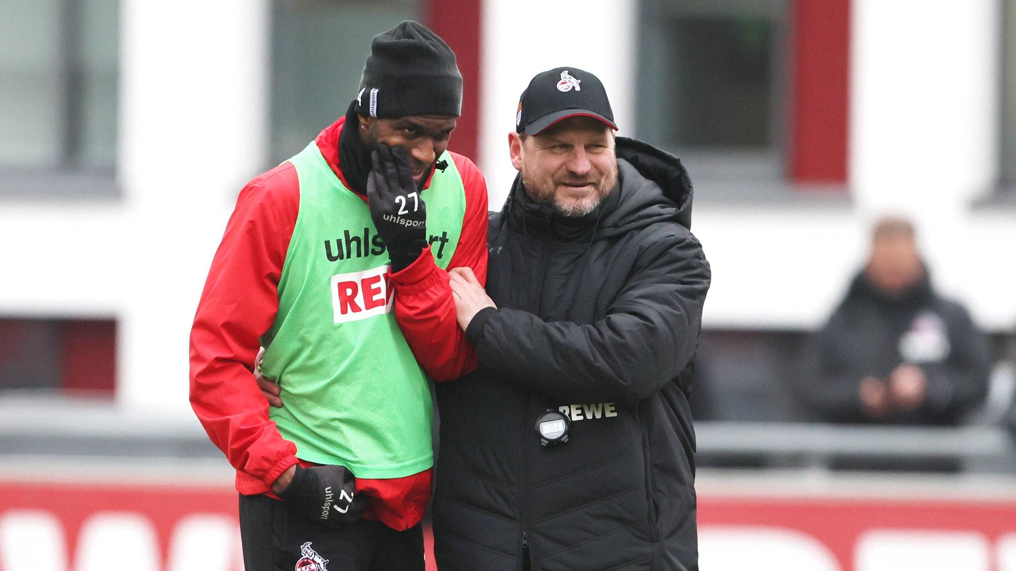 FC-Star Anthony Modeste und sein Coach Steffen Baumgart feixen beim Training miteinander.