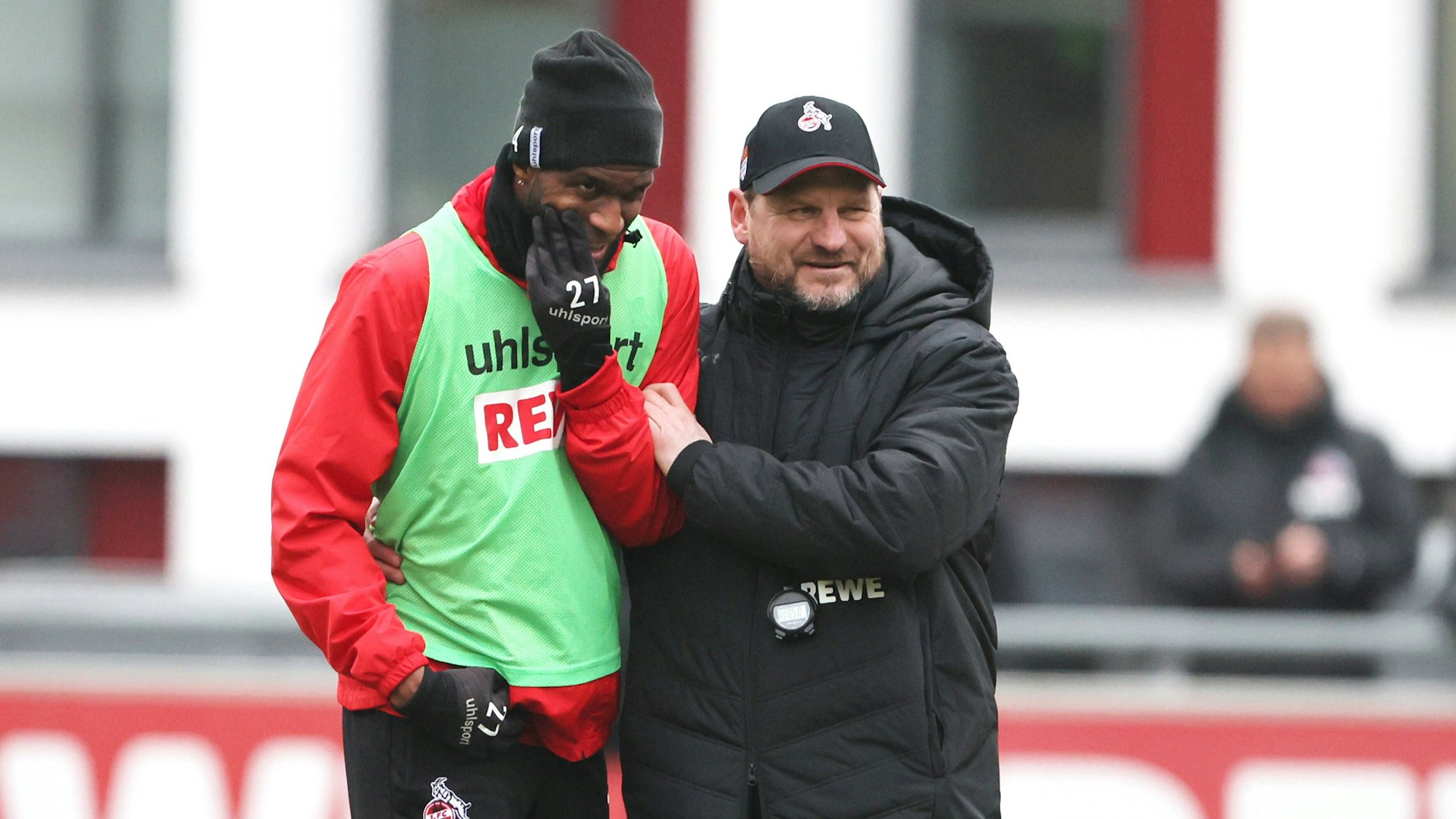 FC-Star Anthony Modeste und sein Coach Steffen Baumgart feixen beim Training miteinander.