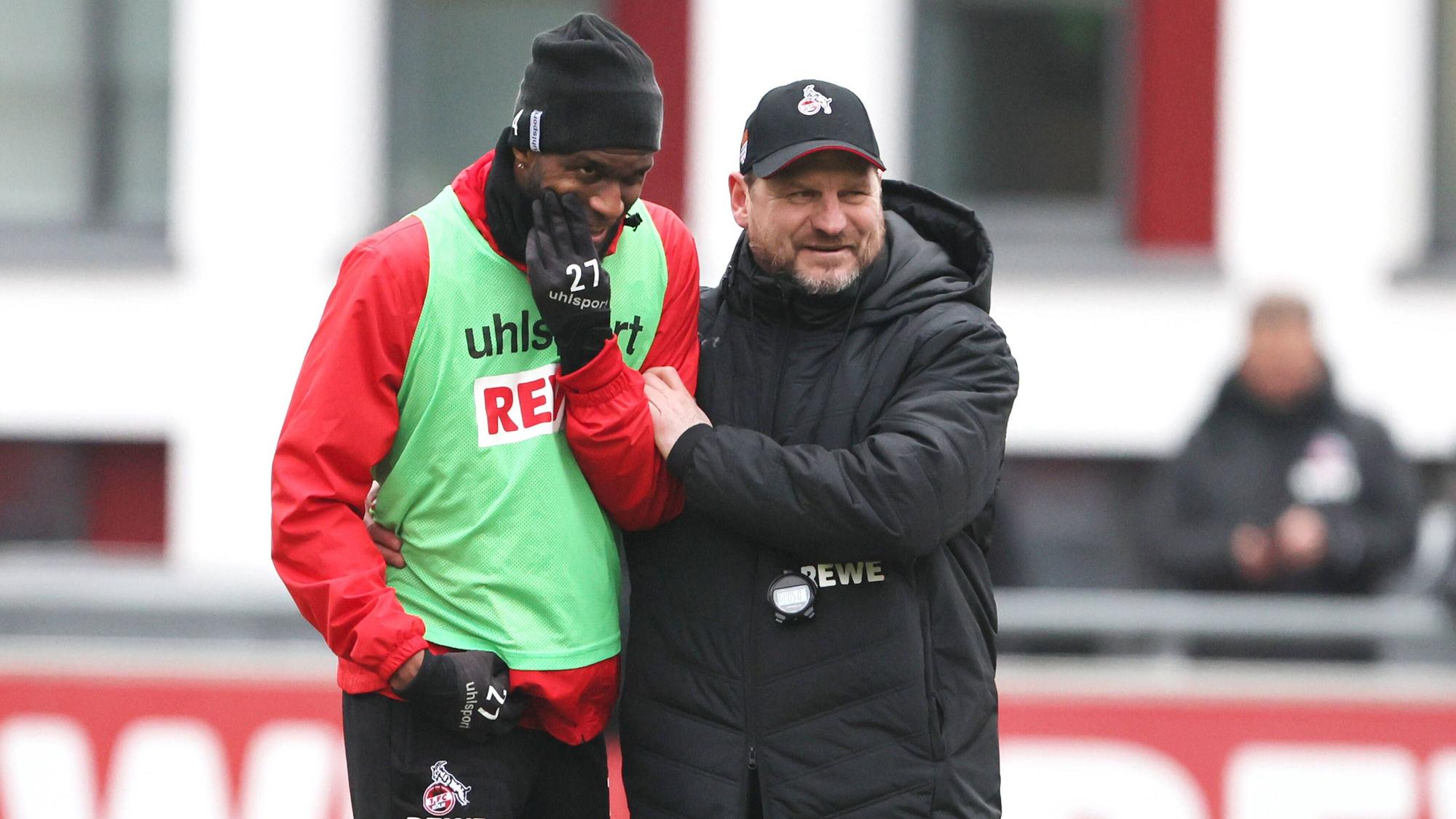 FC-Star Anthony Modeste und sein Coach Steffen Baumgart feixen beim Training miteinander.