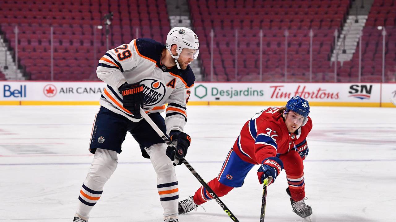 Oilers-Star Leon Draisaitl im Zweikampf mit Montreals Rem Pitlick.