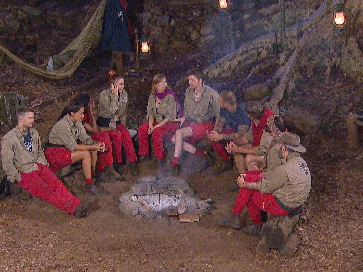 Dschungelcamp 2022: Die Kandidatinnen und Kandidaten am Lagerfeuer