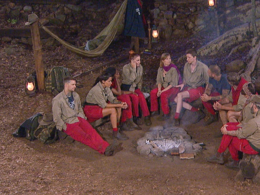 Dschungelcamp 2022: Die Kandidatinnen und Kandidaten am Lagerfeuer.