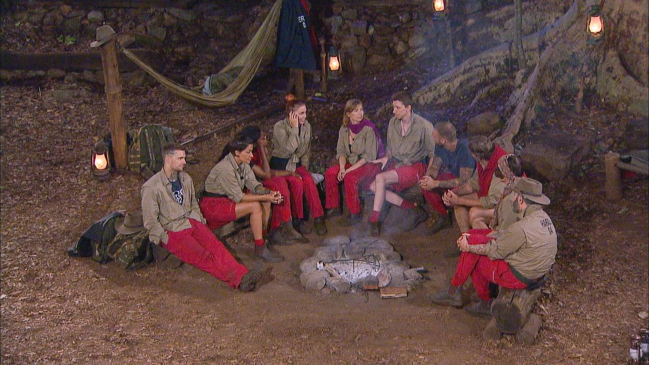 Dschungelcamp 2022: Die Kandidatinnen und Kandidaten am Lagerfeuer