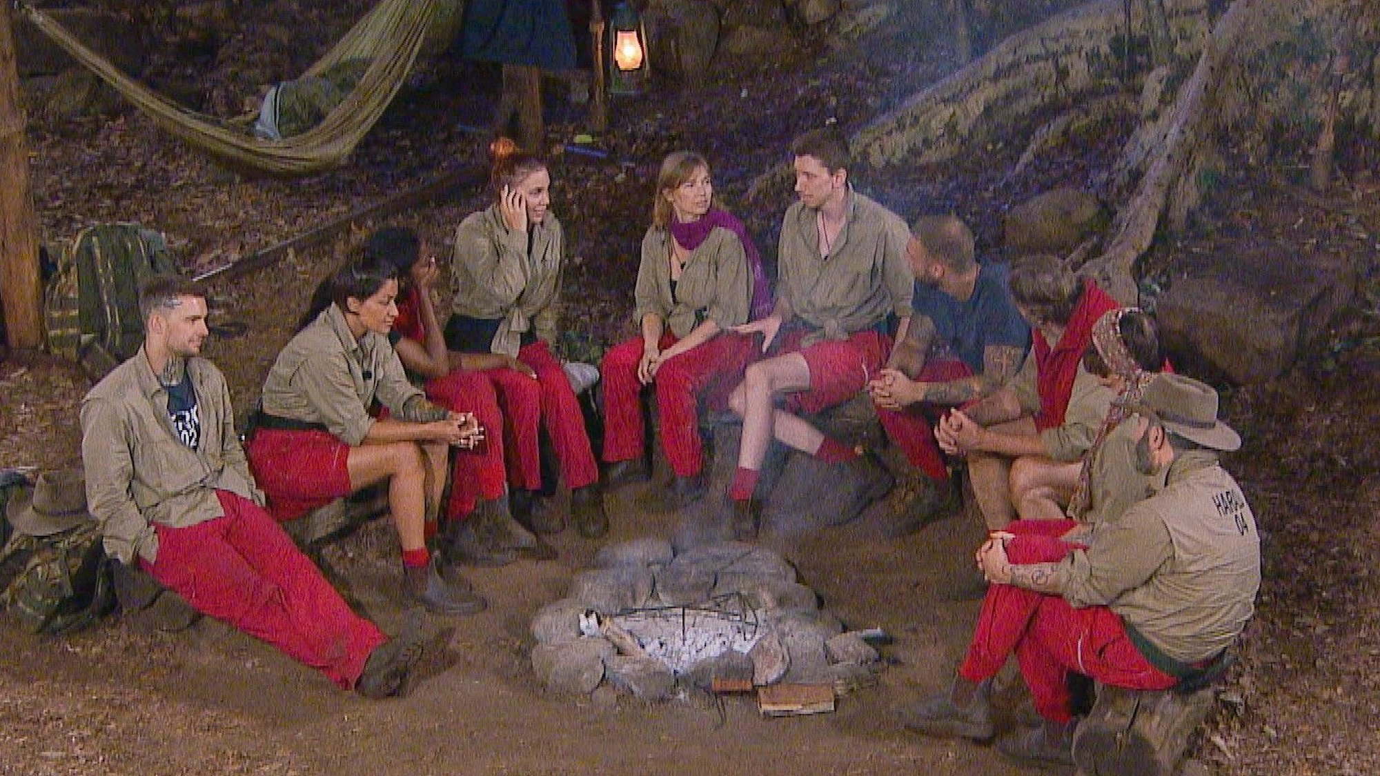 Dschungelcamp 2022: Die Kandidatinnen und Kandidaten am Lagerfeuer.