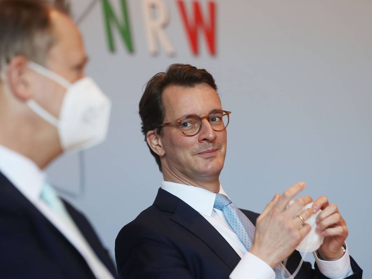 Hendrik Wüst und Joachim Stamp bei einer Pressekonferenz in Düsseldorf.