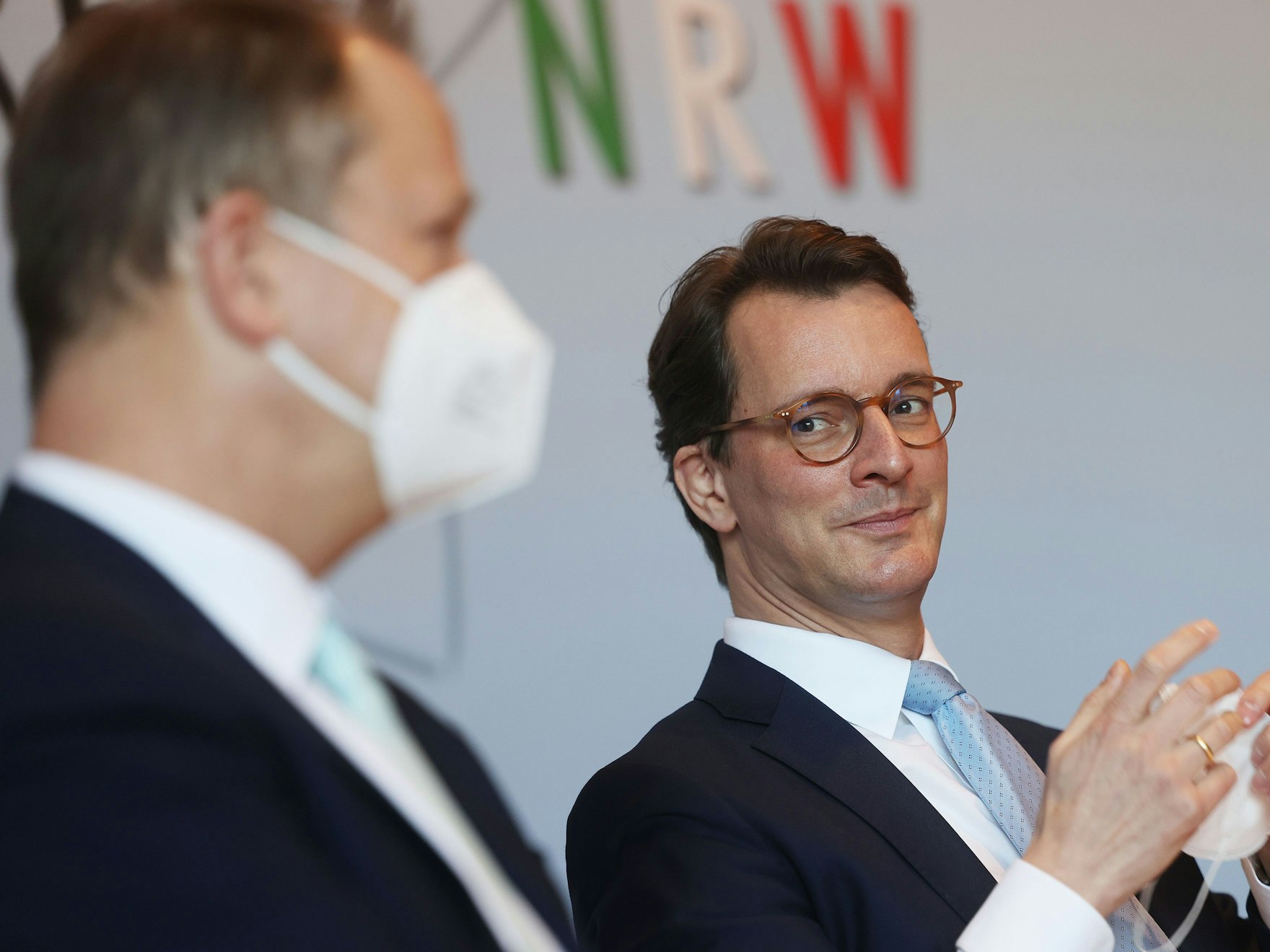 Hendrik Wüst und Joachim Stamp bei einer Pressekonferenz in Düsseldorf.