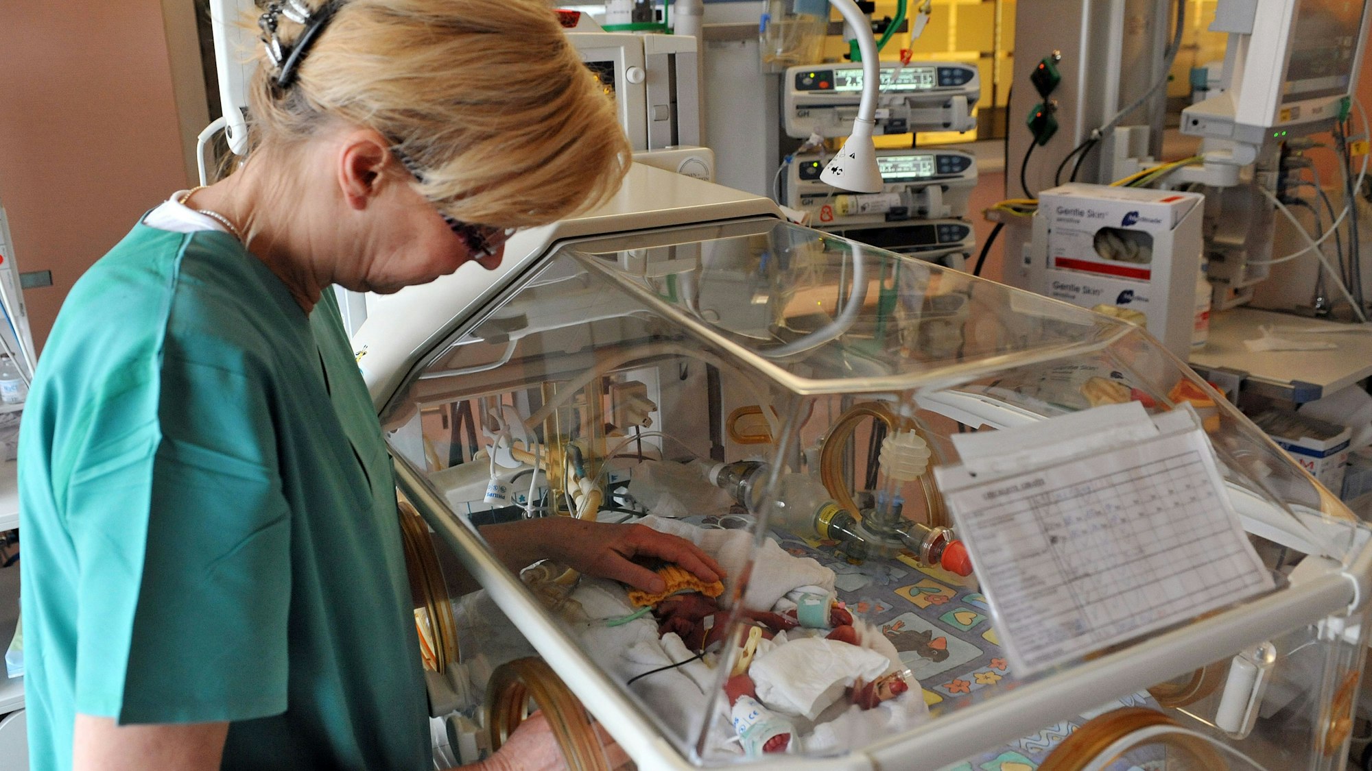 Kinderkrankenschwester Birte Holst kümmert sich um ein Frühchen am Donnerstag (01.03.2012) in einem Brutkasten im Klinikum Links der Weser in Bremen.