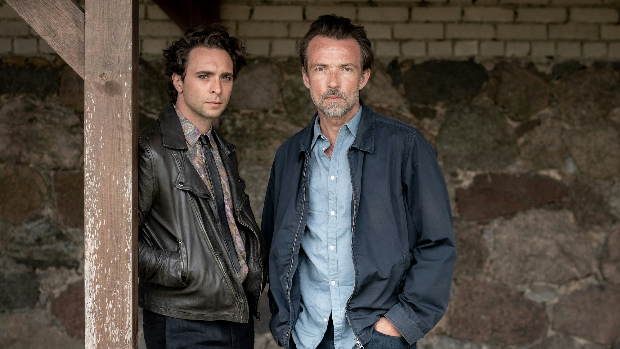 Vincent Ross (Andre Kaczmarczyk, l) und Adam Raczek (Lucas Gregorowicz) sind die Ermittler im "Polizeiruf 110" aus Brandenburg (undatierte Aufnahme). Ihr erster gemeinsamer Fall "Hildes Erbe" ist am 30.01.2022 im Ersten zu sehen.