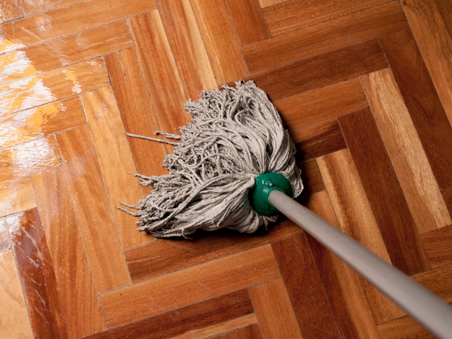 Regelmäßige Reinigung hält das Parkett robust und langlebig.