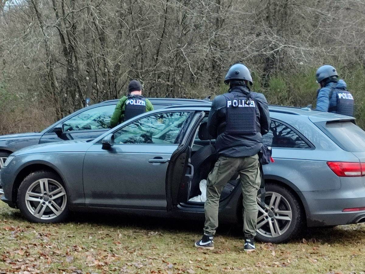 Schwerbewaffnete Polizei konnten zwei Verdächtige verhaften.