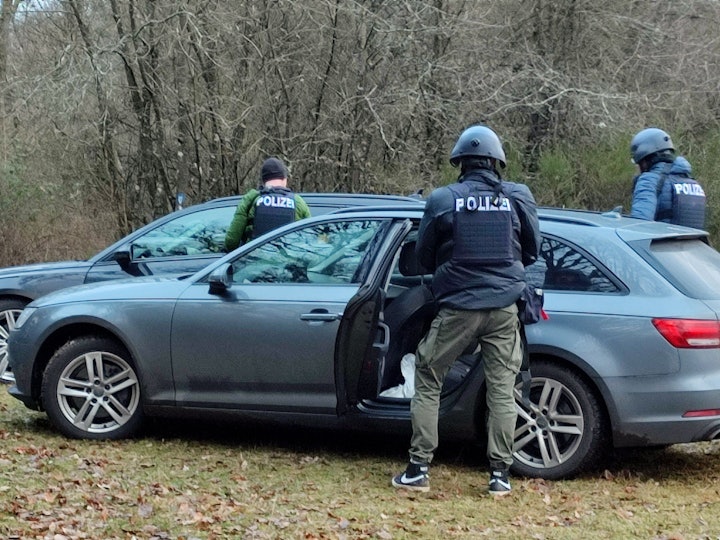 Schwerbewaffnete Polizei konnten zwei Verdächtige verhaften.