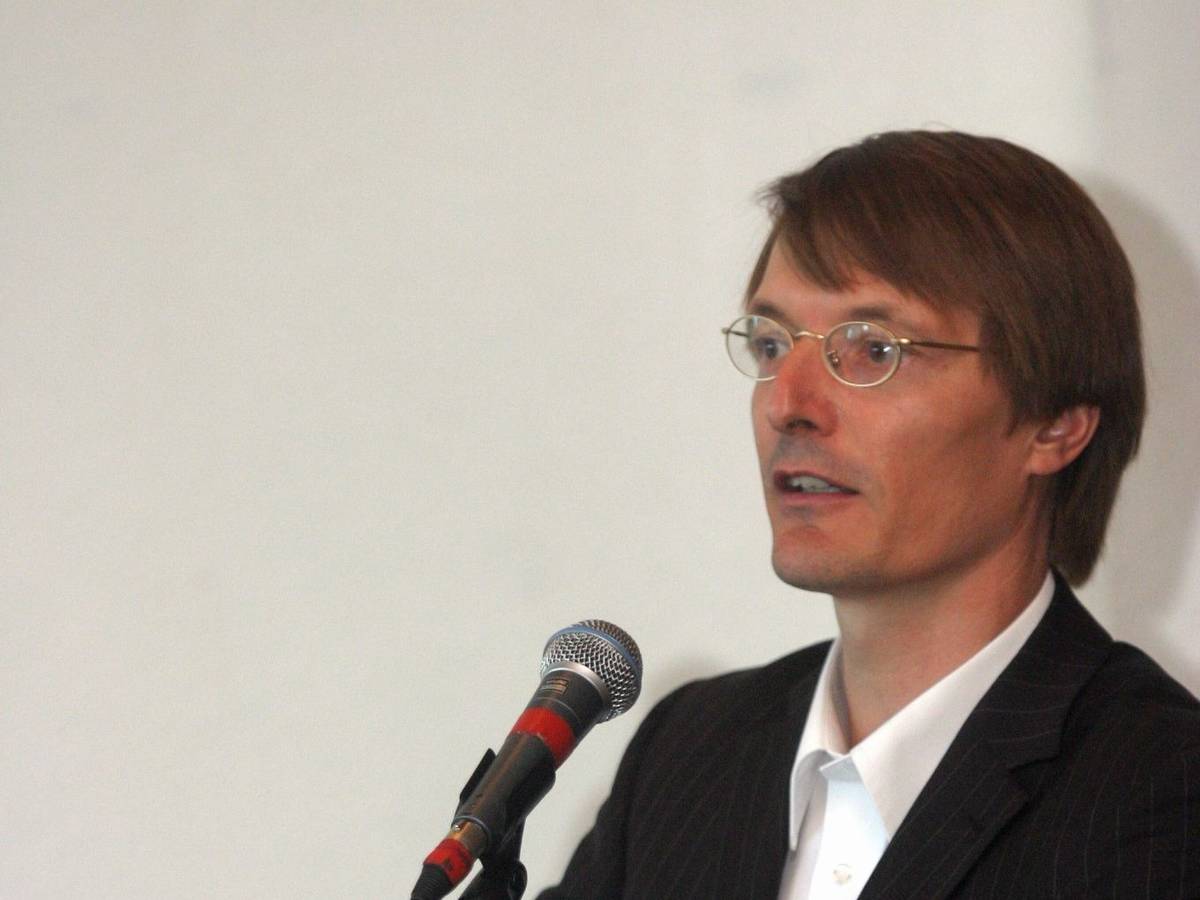 Prof. Dr. Karl Lauterbach 2005 bei einer Rede