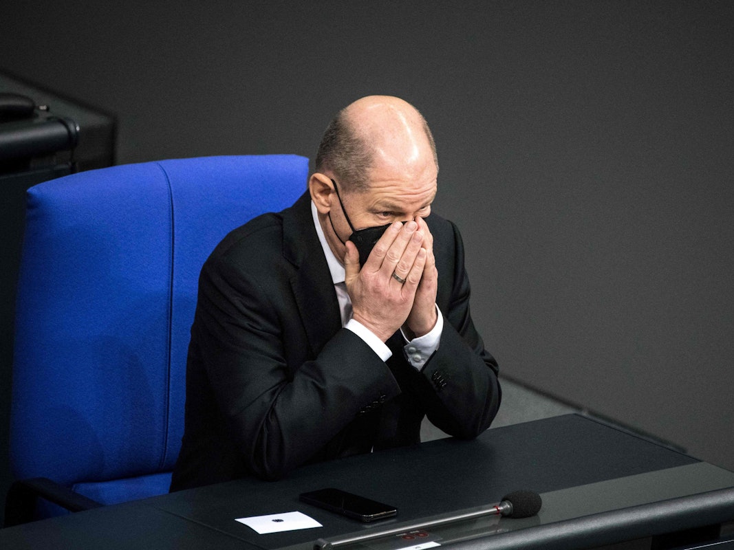 Kanzler Olaf Scholz (hier am 27. Januar im Bundestag) sorgt mit seiner Unsichtbarkeit und seinem Zaudern in der Ukraine-Frage für reichlich Fragezeichen bei seinen Verbündeten.