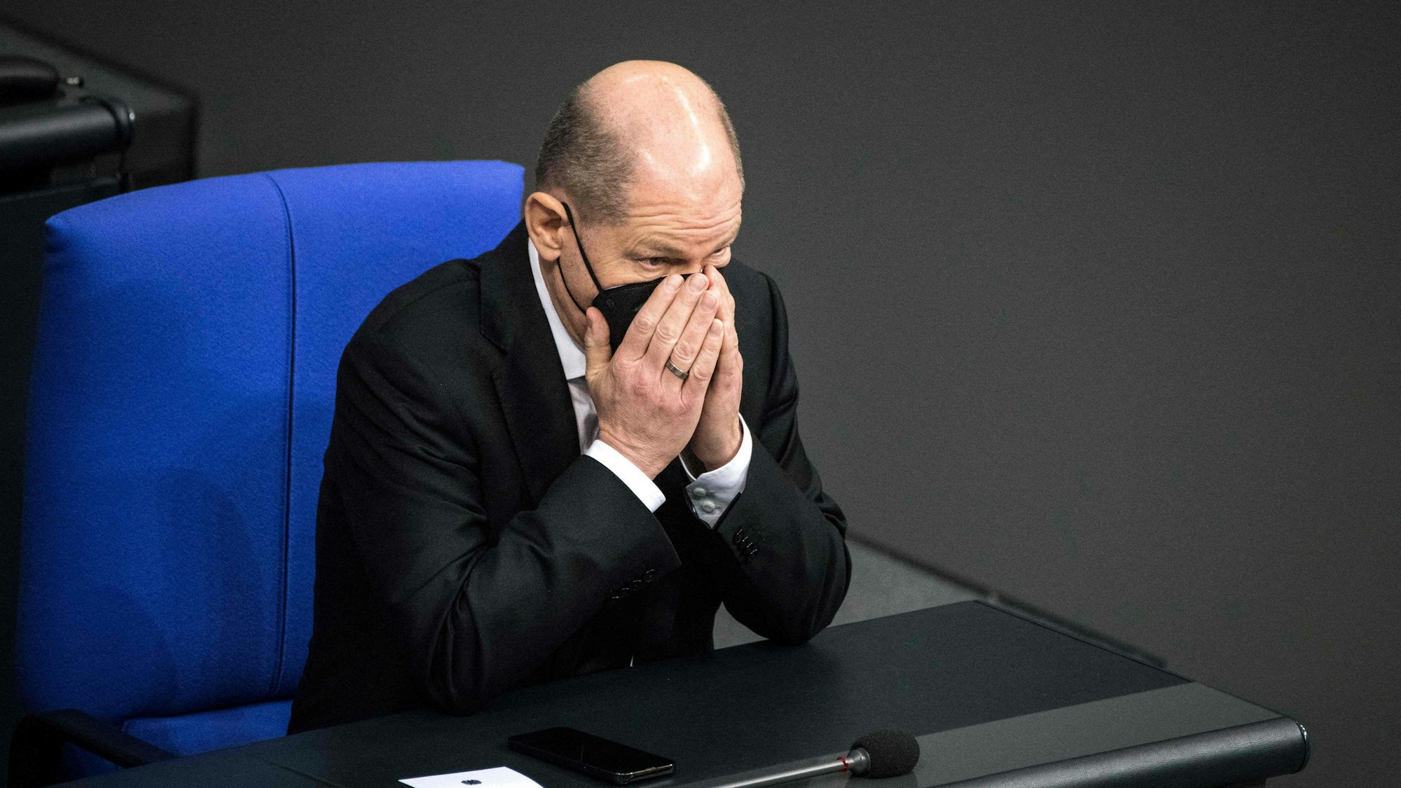 Kanzler Olaf Scholz (hier am 27. Januar im Bundestag) sorgt mit seiner Unsichtbarkeit und seinem Zaudern in der Ukraine-Frage für reichlich Fragezeichen bei seinen Verbündeten.