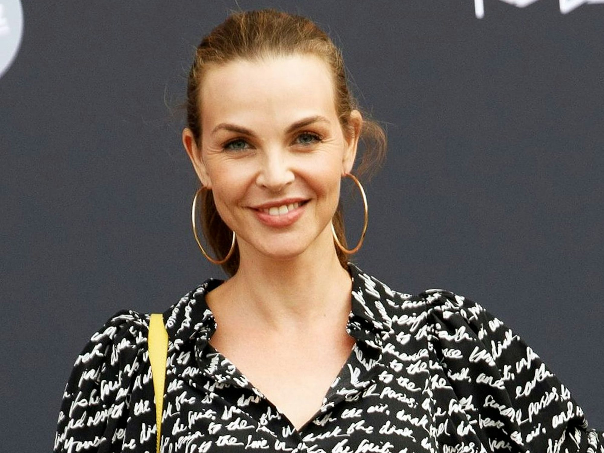 Moderatorin Annika Lau lächelt in die Kamera.