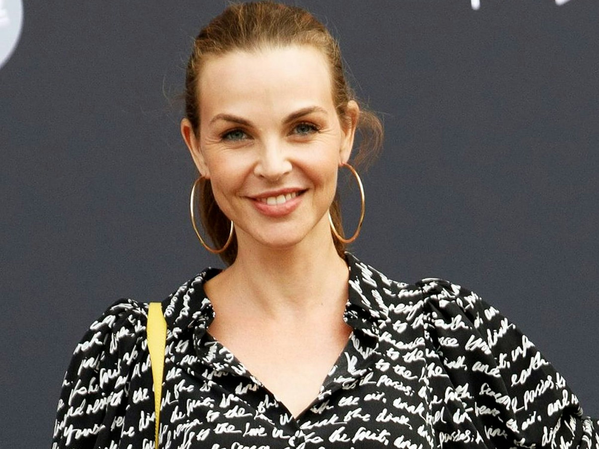 Moderatorin Annika Lau posiert für ein Foto.