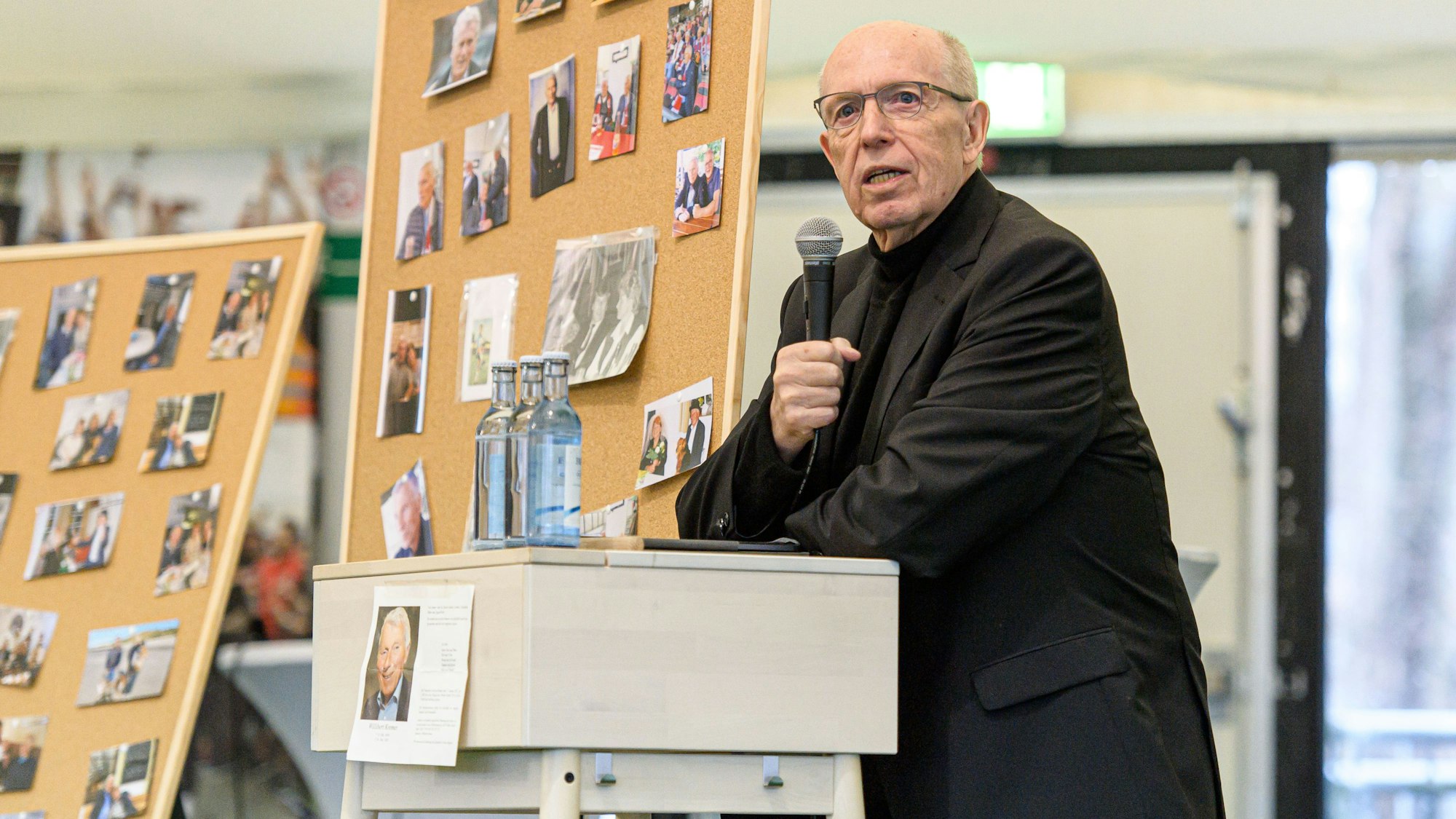 Trauerfeier Willibert Kremer, Reiner Calmund am Podium.