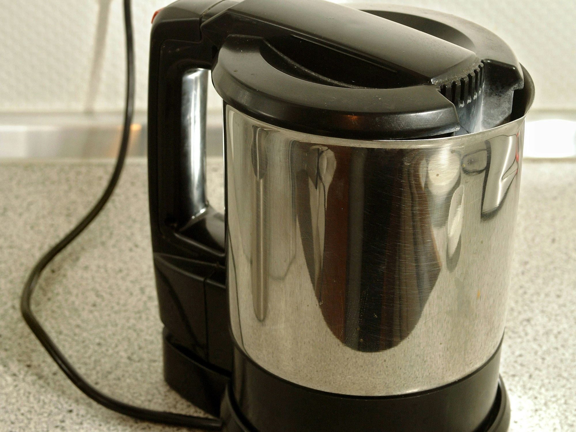 Ein Wasserkocher steht am Samstag (11.11.2006) auf einem Tisch in einer Küche in Liederbach (Main-Taunus Kreis).