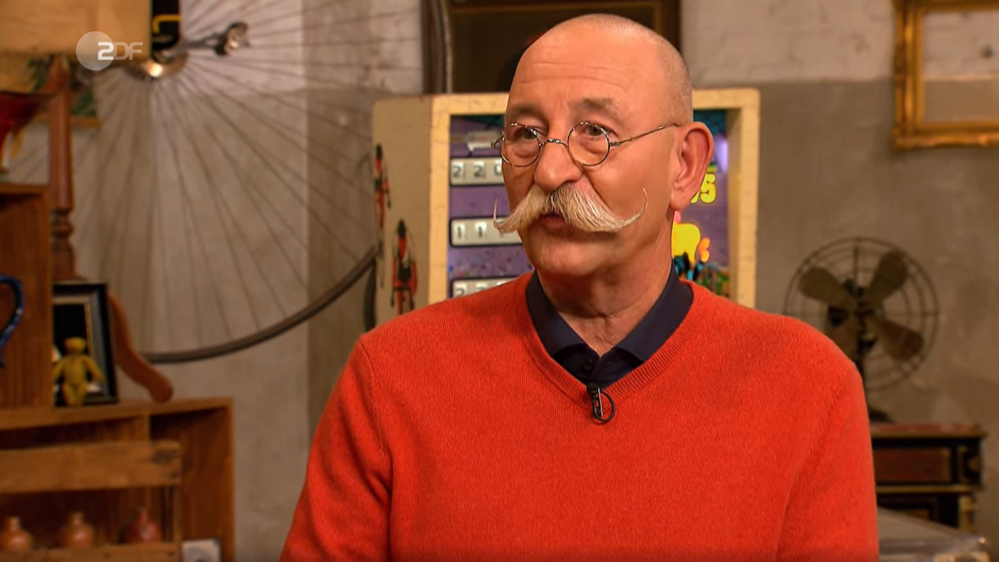 Horst Lichter trägt einen roten Pulloer.