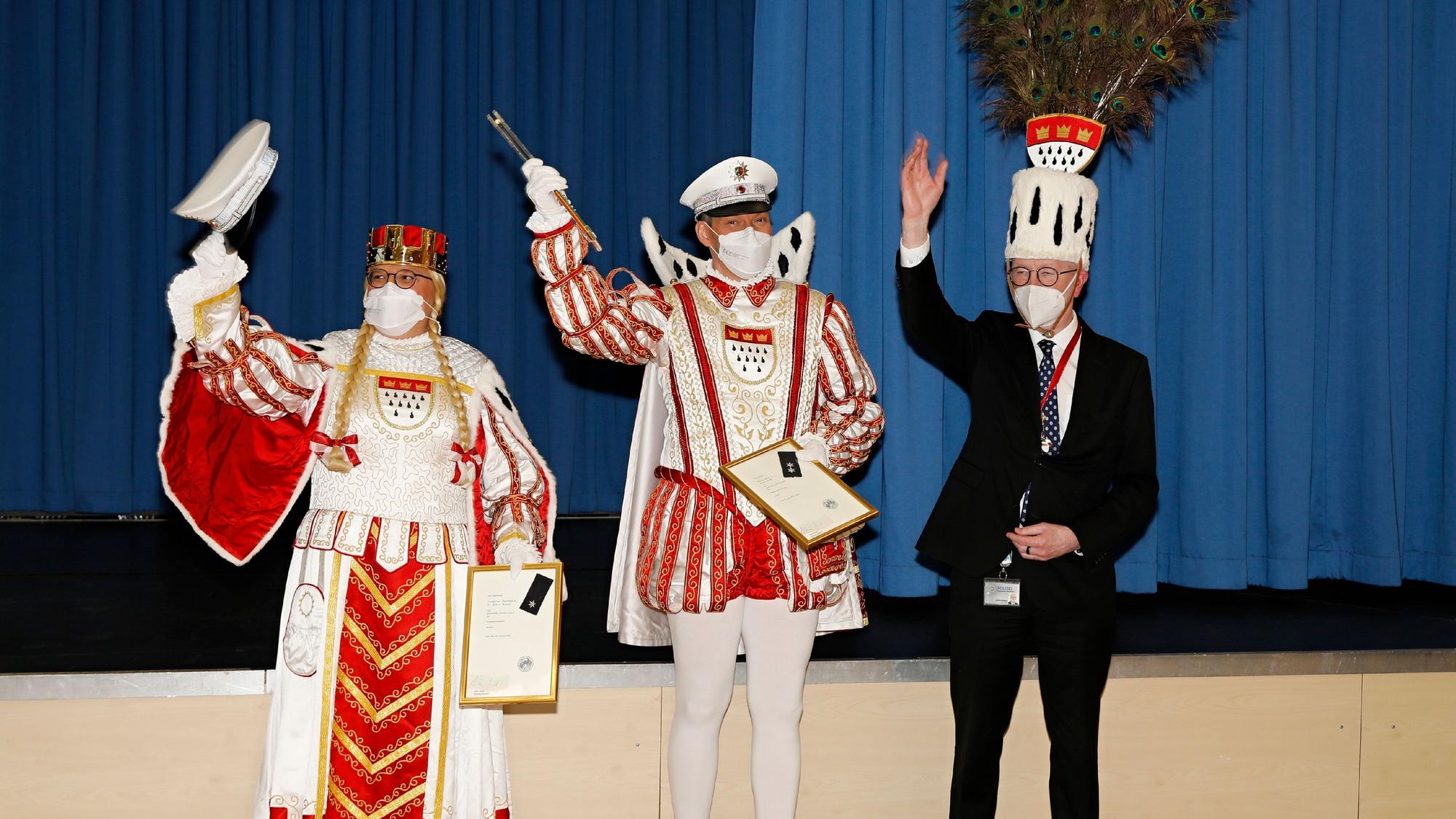 Polizeipräsident Uwe Jacob mit dem Kölner Zweigestirn im Präsidium in Kalk