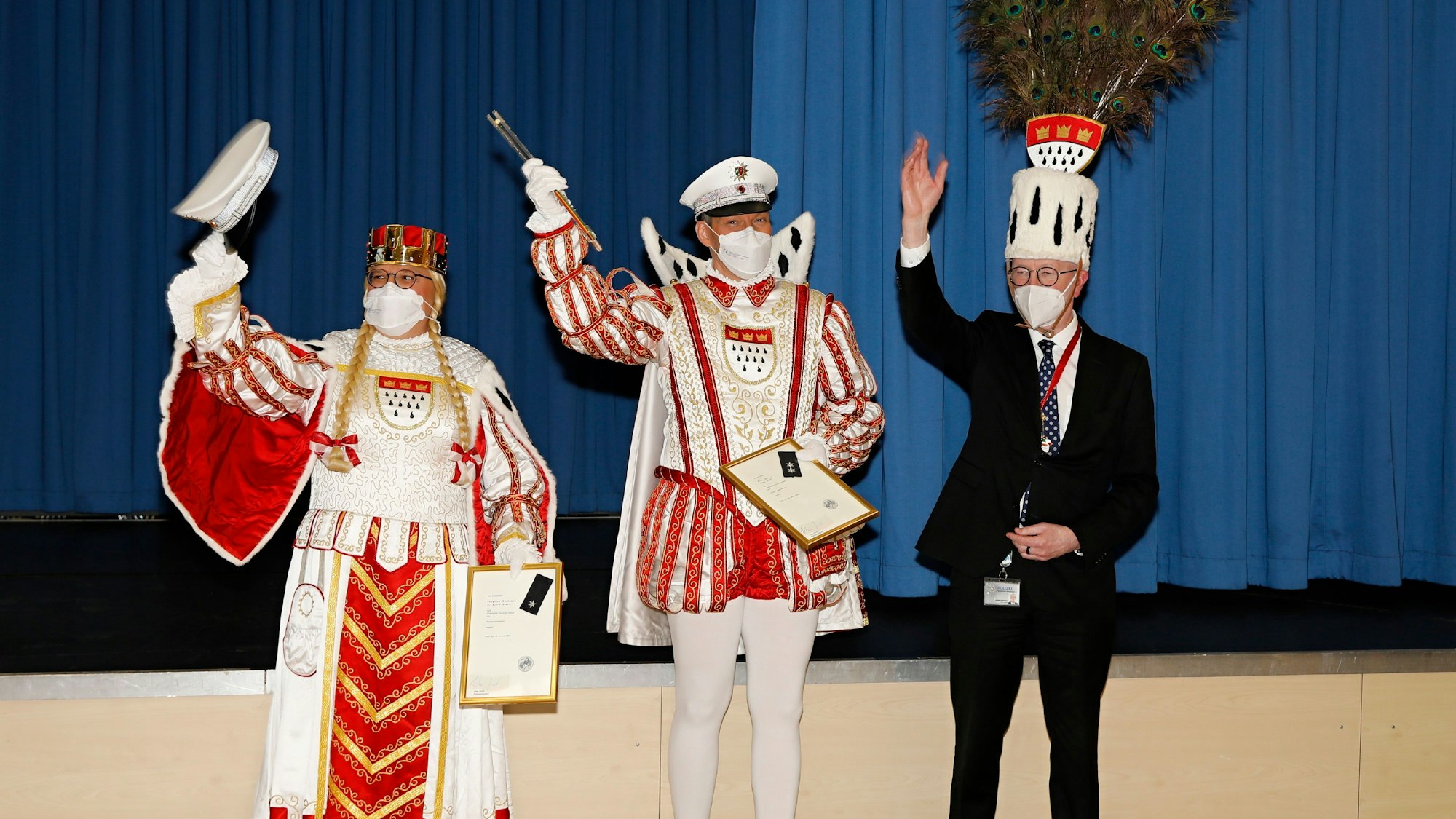 Polizeipräsident Uwe Jacob mit dem Kölner Zweigestirn im Präsidium in Kalk