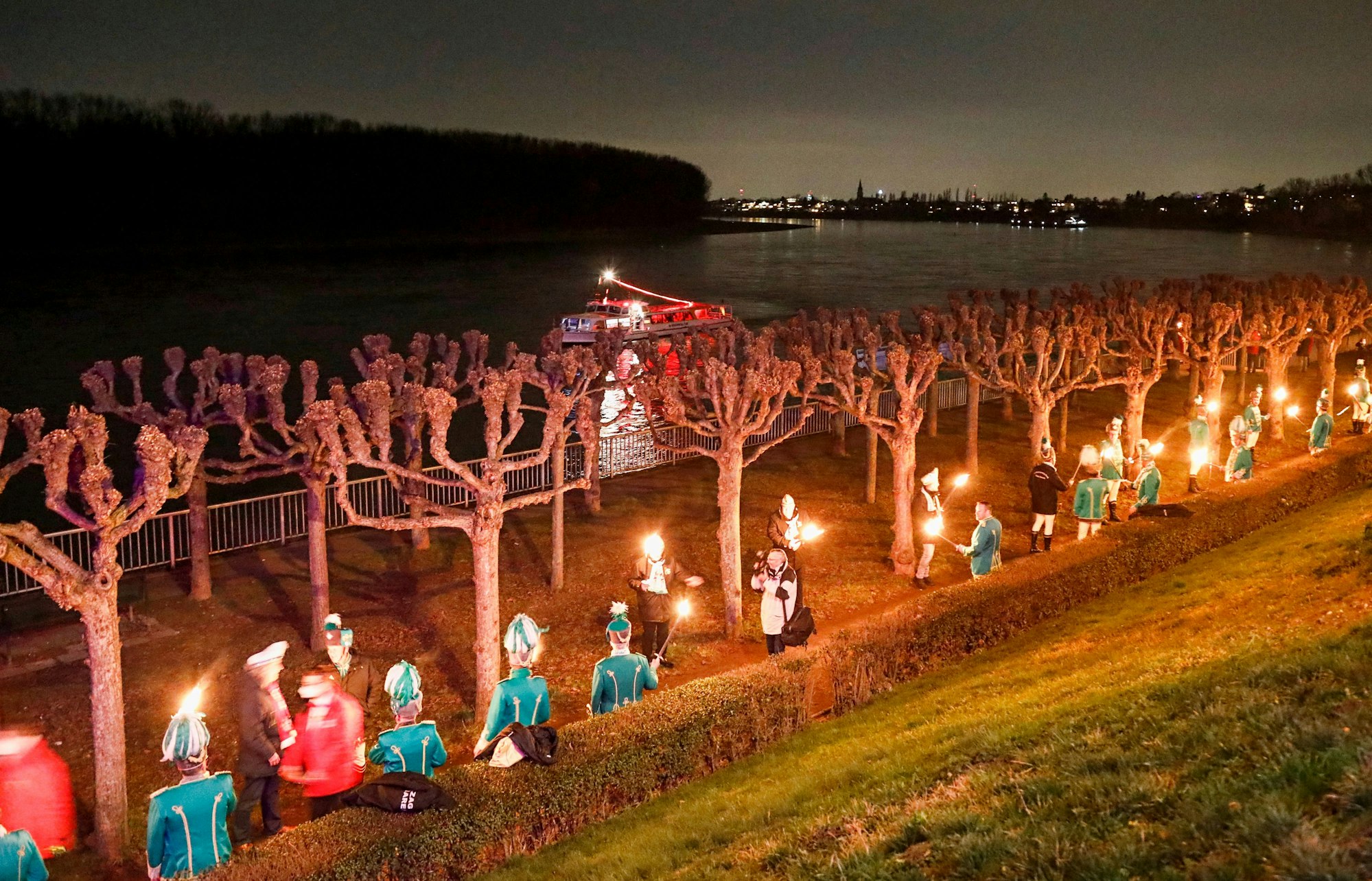 Rheinufer in Porz am Freitagabend mit Fackeln