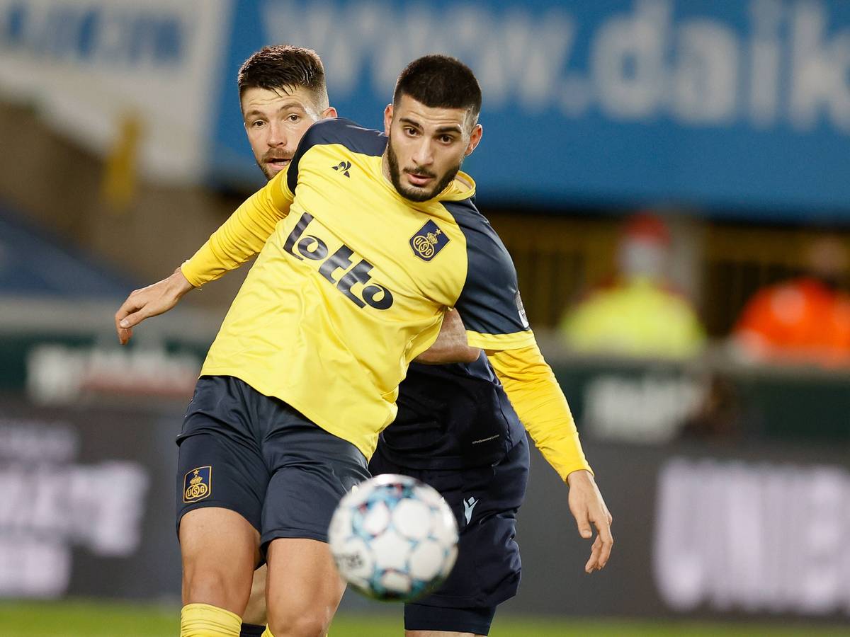 Deniz Undav hat den Ball im Visier.