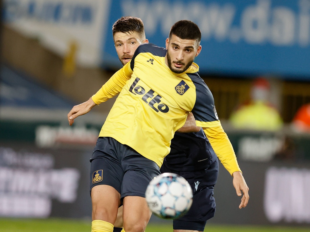 Deniz Undav hat den Ball im Visier.