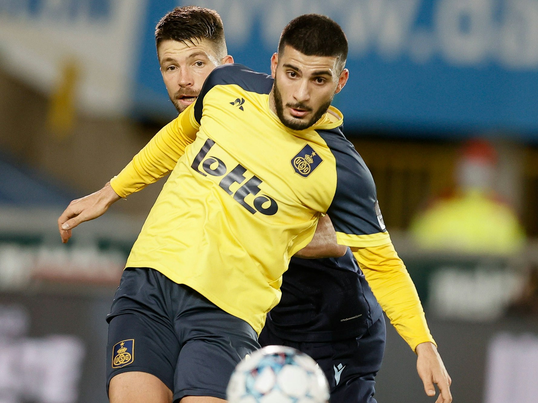 Deniz Undav hat den Ball im Visier.