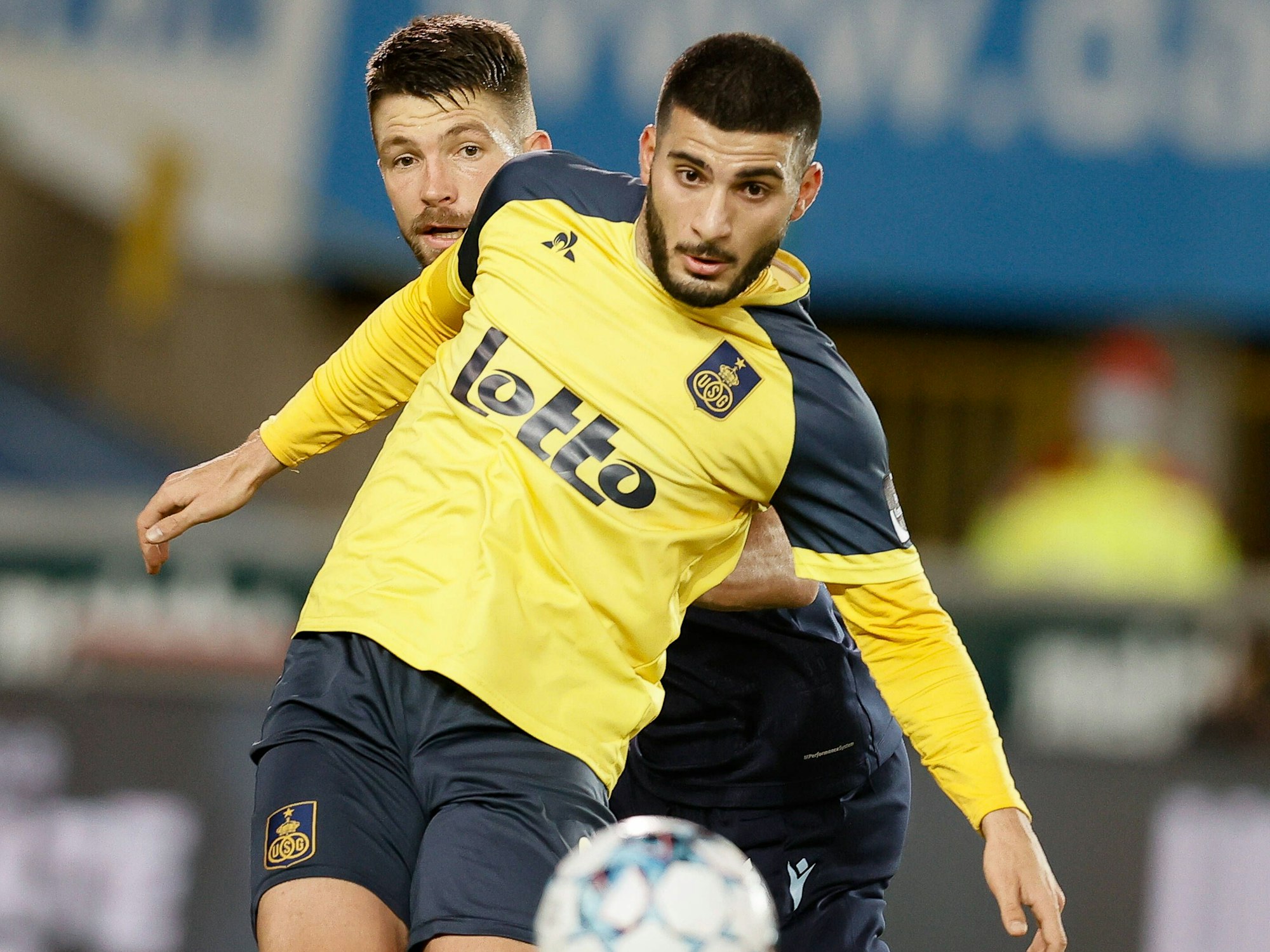 Deniz Undav hat den Ball im Visier.