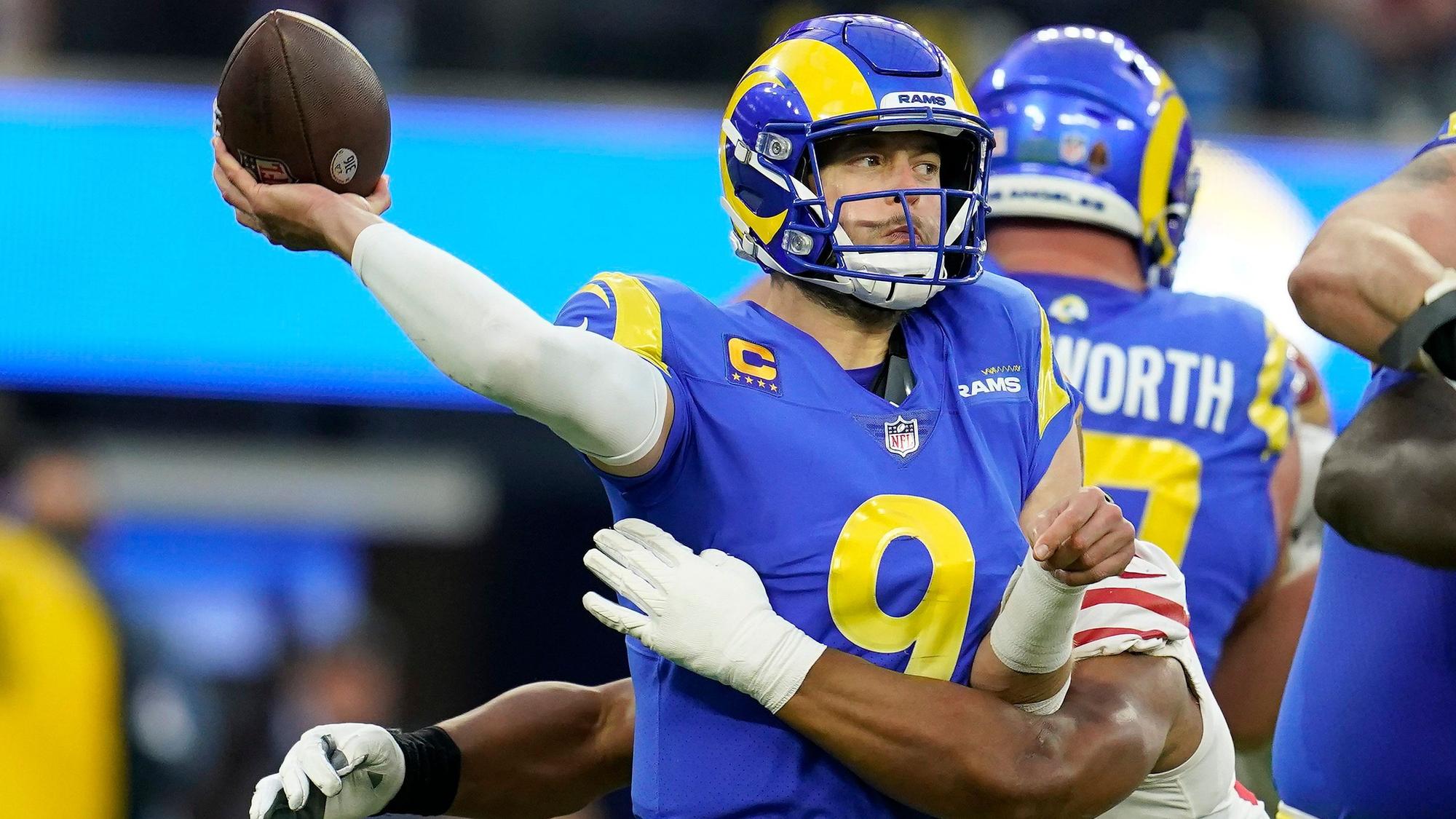 Matthew Stafford wird kurz vor einem Wurf getackelt.