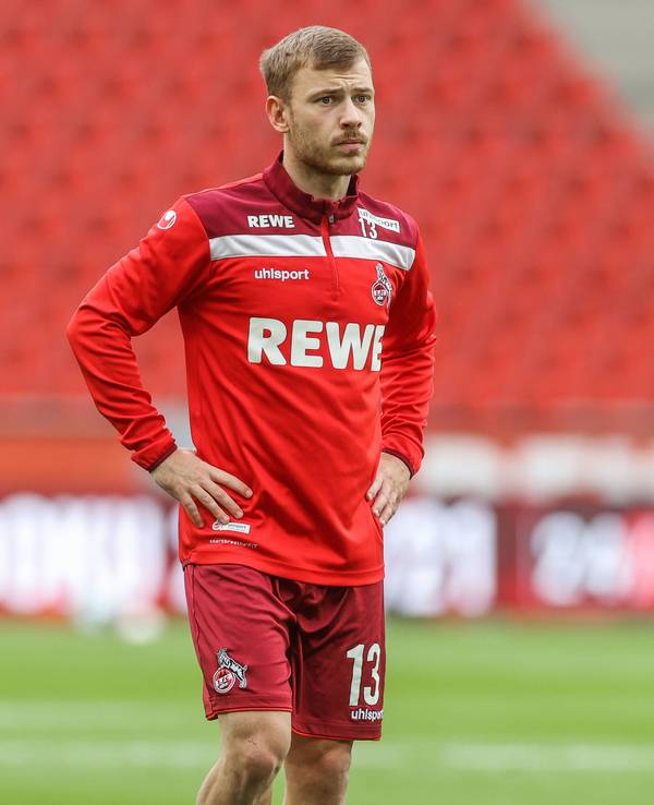 Max Meyer steht auf dem Fußballplatz.