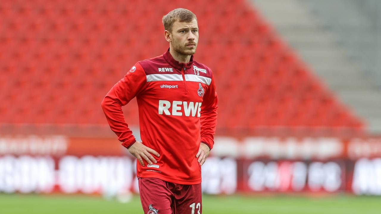 Max Meyer steht auf dem Fußballplatz.