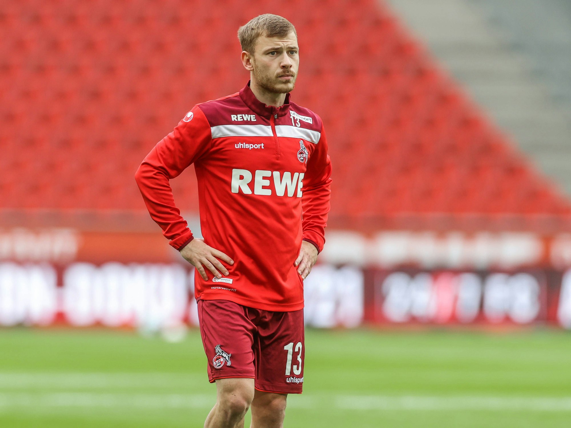 Max Meyer steht auf dem Fußballplatz.
