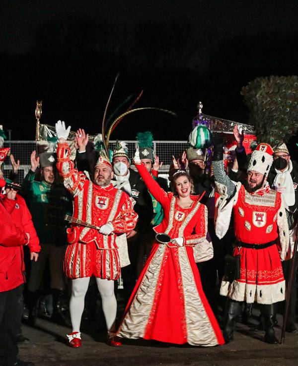 Das Porzer Dreigestirn bei der Proklamation am Rheinufer