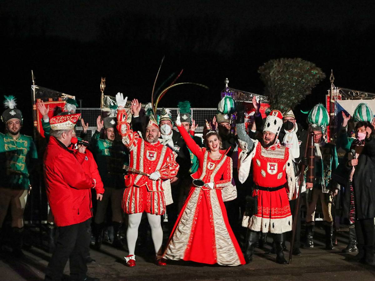 Das Porzer Dreigestirn bei der Proklamation am Rheinufer