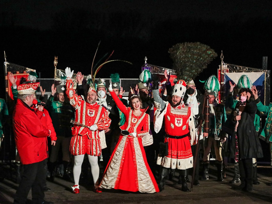 Das Porzer Dreigestirn bei der Proklamation am Rheinufer