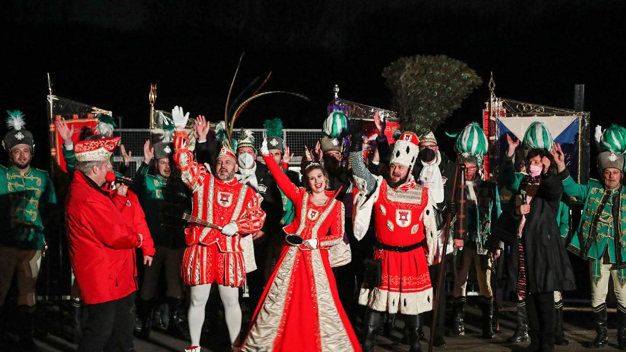 Das Porzer Dreigestirn bei der Proklamation am Rheinufer