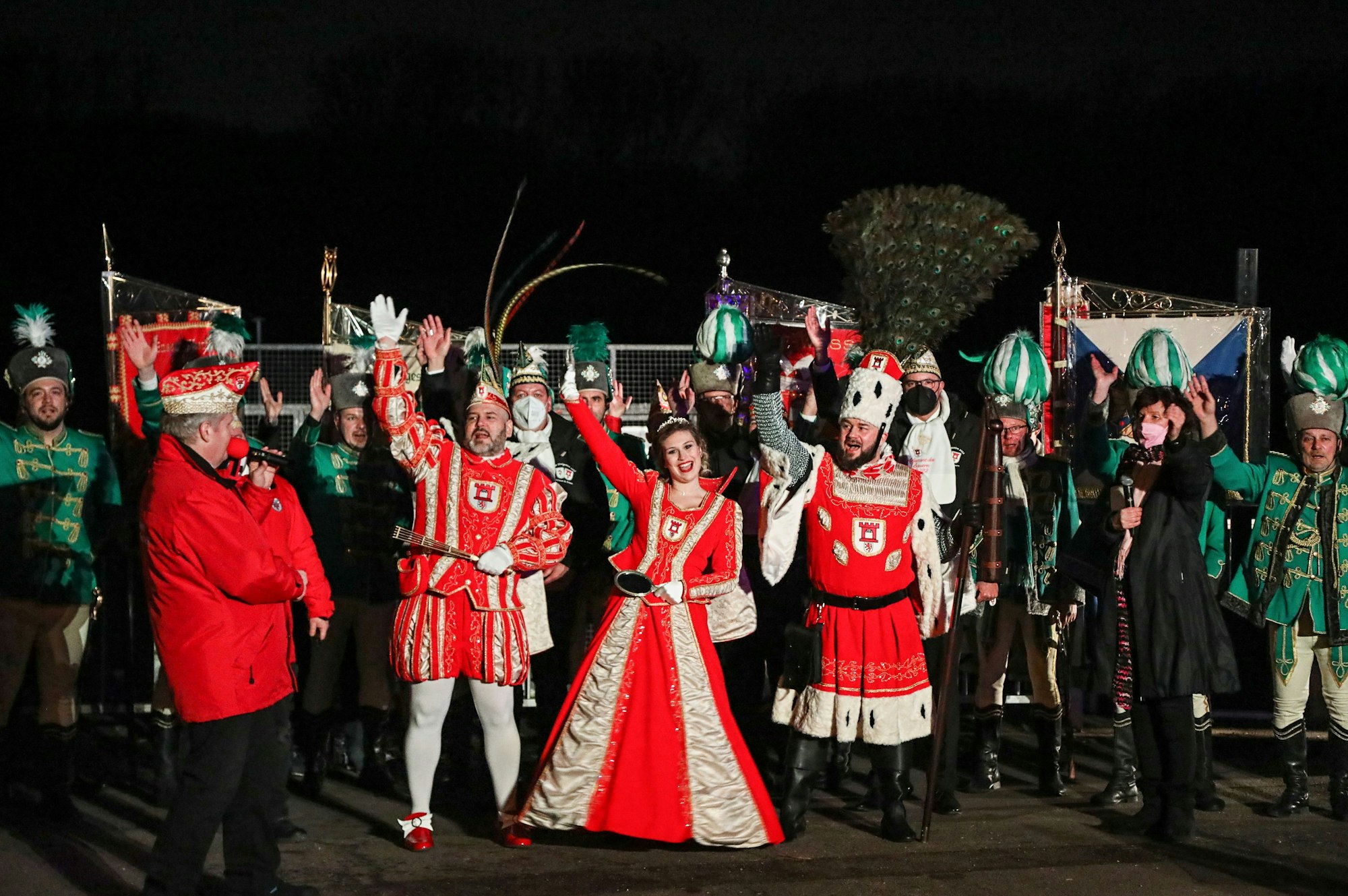 Das Porzer Dreigestirn bei der Proklamation am Rheinufer