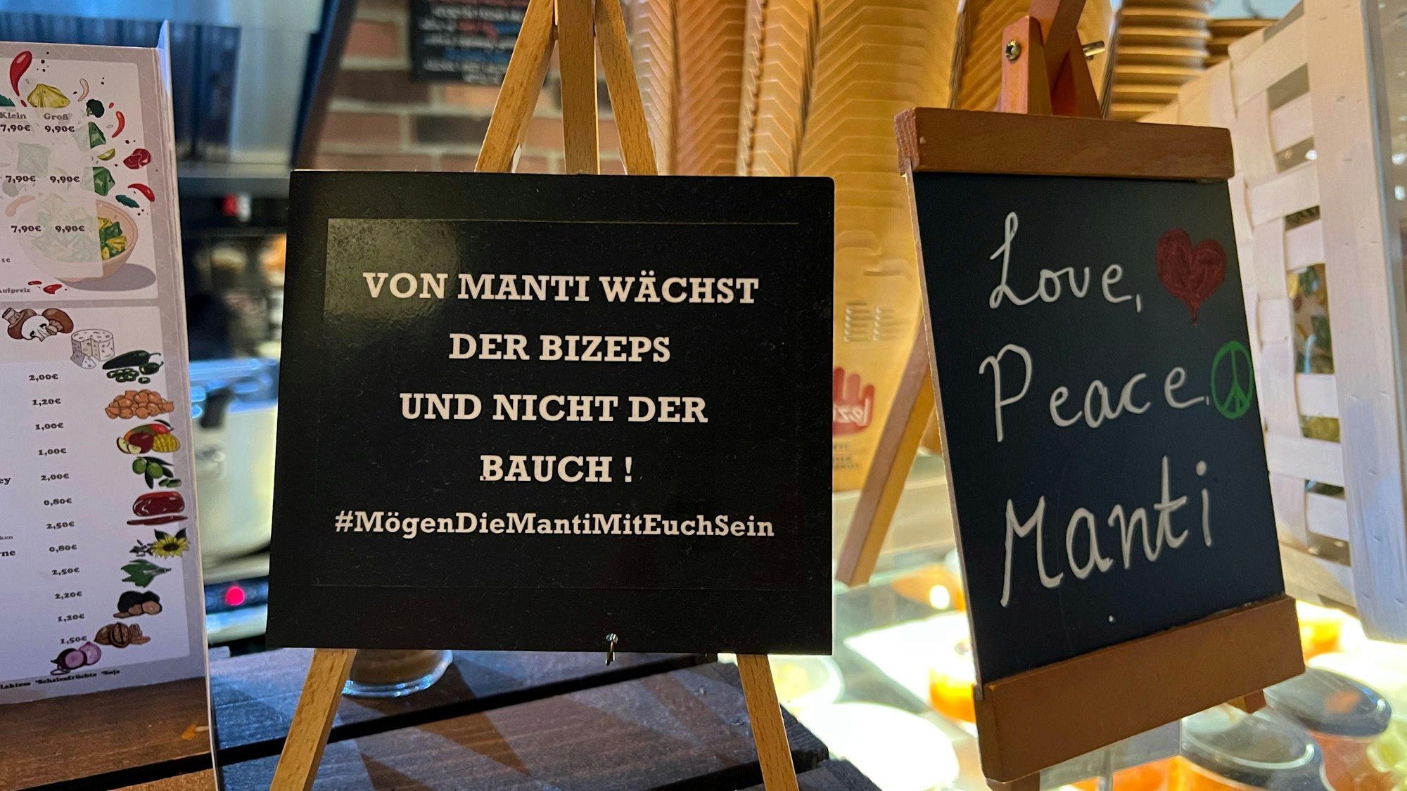 Spruchschild auf dem „Von Manti wächst der Bizeps und nicht der Bauch!“ geschrieben steht