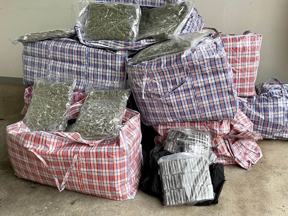 Abgepackte Drogen in Einkaufstüten.