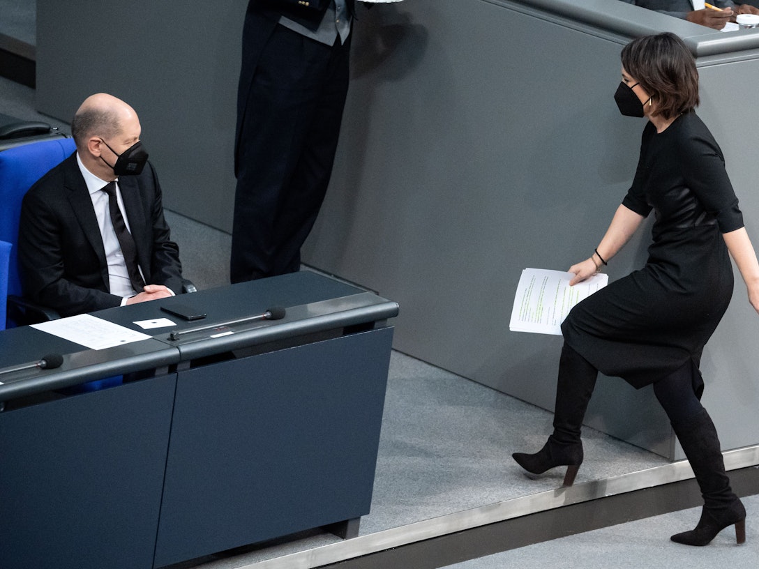Außenministerin Annalena Baerbock (Bündnis 90/Die Grünen) geht am 27. Januar nach ihrer Rede bei der Plenarsitzung im Deutschen Bundestag an Bundeskanzler Olaf Scholz (SPD) vorbei.