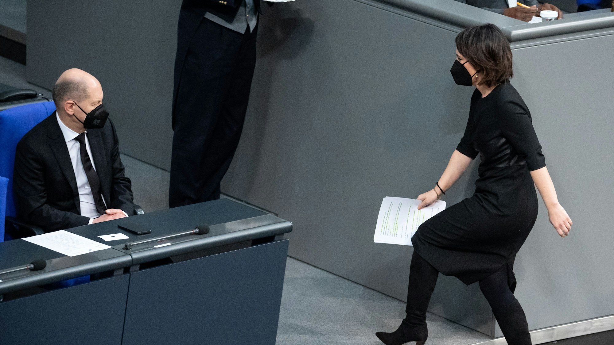 Außenministerin Annalena Baerbock (Bündnis 90/Die Grünen) geht am 27. Januar nach ihrer Rede bei der Plenarsitzung im Deutschen Bundestag an Bundeskanzler Olaf Scholz (SPD) vorbei.